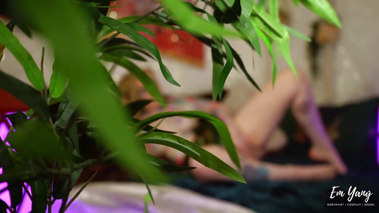 身体画精灵女孩自慰, 而你偷偷摸她