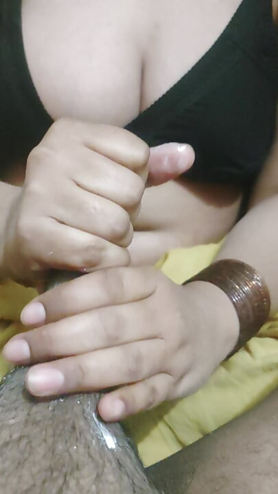 Junge desi pakistanische hausfrau, dicke möpse für männer helfen beim handjob