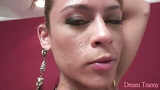 Chica trans Kamila Smith se folla la boca antes de pasar a su culo