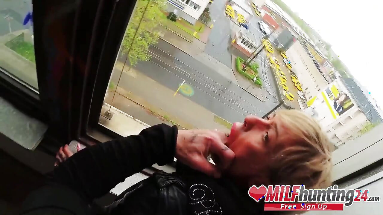 The MILF hunter bones a skinny MILF in an abandoned office building