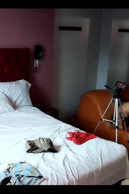 Cewek sange ini dientot habis-habisan di kamar hotel sampai meringis keenakan!