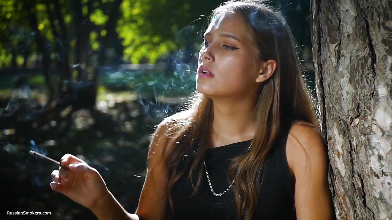 Szexi orosz csaj cigarettázik Beltéri stúdió
