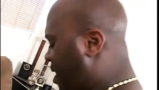 Pejantan terangsang setelah sepong kontol pelacur gemuk keras di sofa