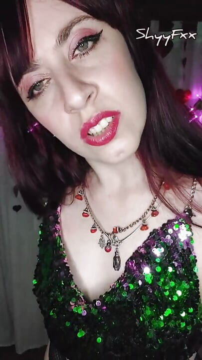 Shyyfxx Hot Influencer Stripteases Sin Bedste Ven Med En Lykkelig Slutning