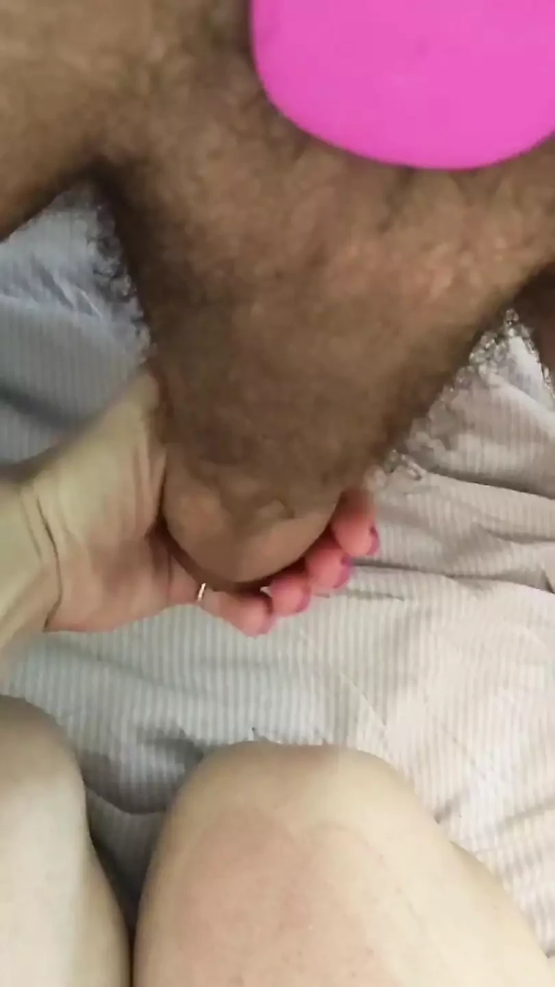 Footjobs dan alat penggetar dalam pantatnya