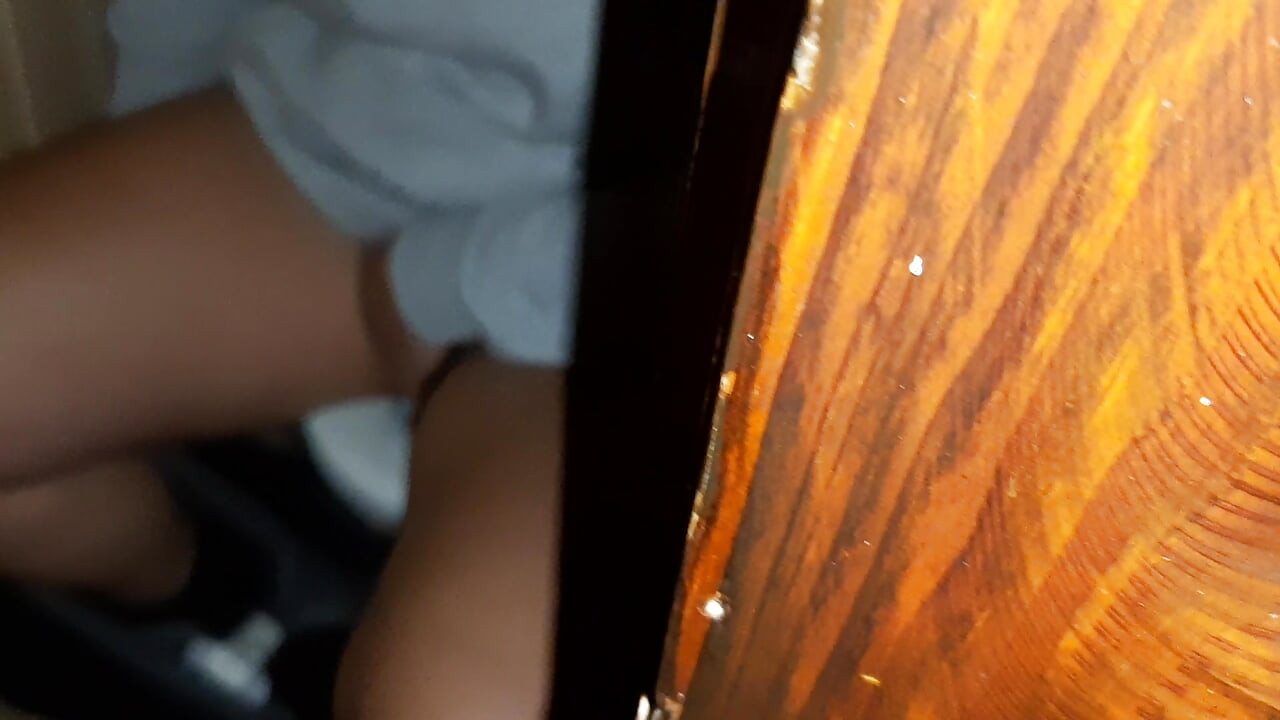 ฉันกําลังจับได้ว่าลูกพี่ลูกน้องสาวของฉันช่วยตัวเองในห้องน้ํา