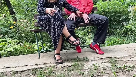 Olgun üvey annem parkta açık havada sikimi sağıyor