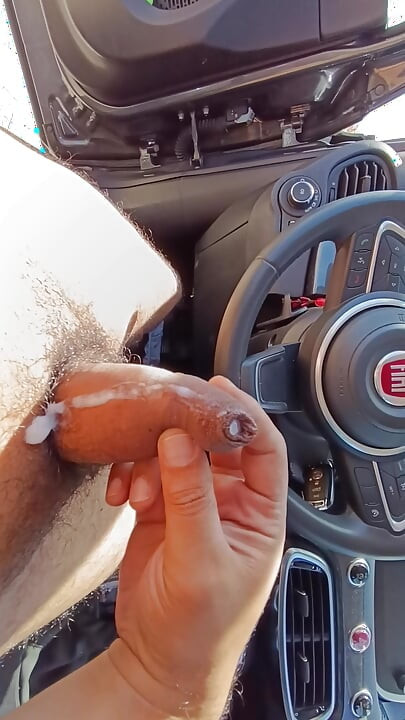 Un ferăstrău în mașină