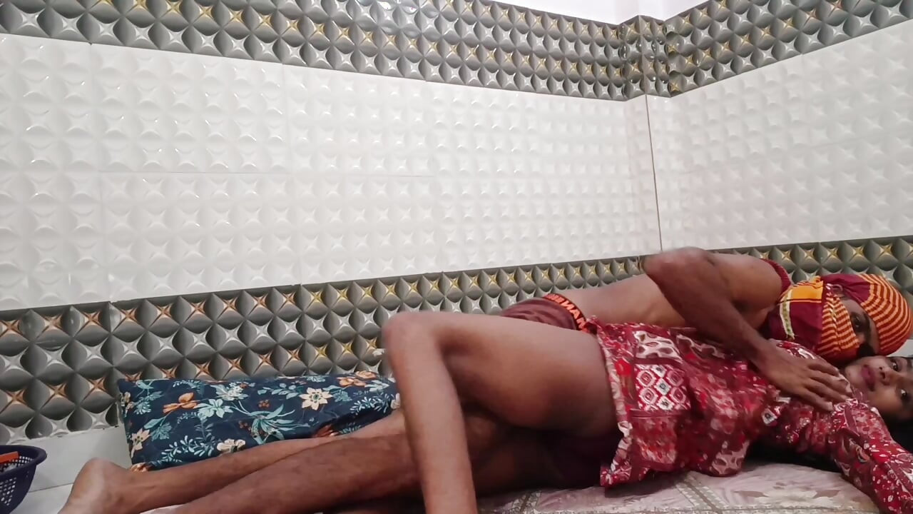 Indiana em sexo caseiro no chão do quarto - vaqueira profunda e de quatro