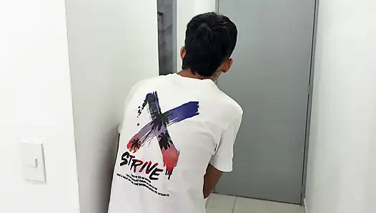 Aku lagi asik masturbasi sambil nonton adik tiriku lagi mandi dan lanjut ngentot memeknya habis-habisan sampai aku crot di dalam memeknya.