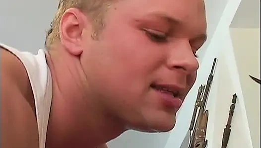 Горячая крошка целует и трахает страпоном мужика большим страпоном после того, как ее пизду и рот накачали жестко