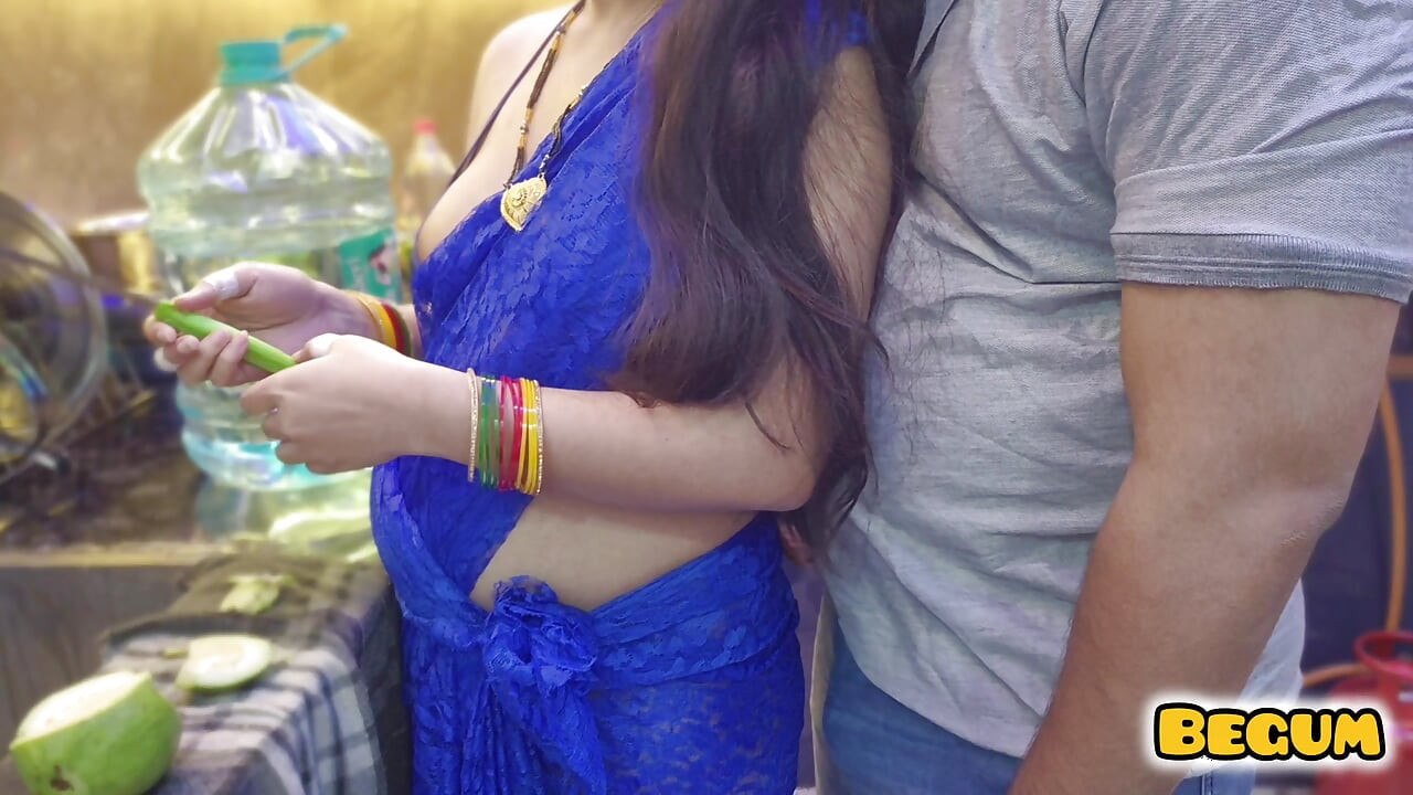 Membantu ibu tiri kawan baik saya di dapur