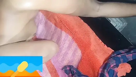 Cowok kurir seks anal lagi-lagi ngentot pantatku yang bulat sambil bugil