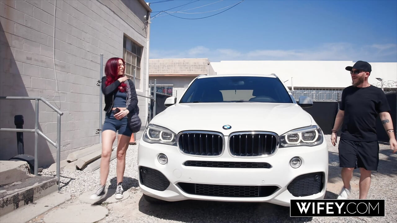 Wifey Drobná vdaná baddie bere velké černé péro do obou děr, její manžel ochotně chce, aby se to stalo!