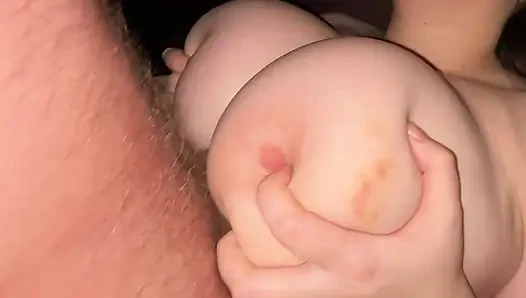Die Riesen meines Nachbarn machen mich so glücklich – ich verehre die kurvige und harte Sexszene der reifen Mutter!