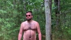 Mírame desnudarme en el bosque