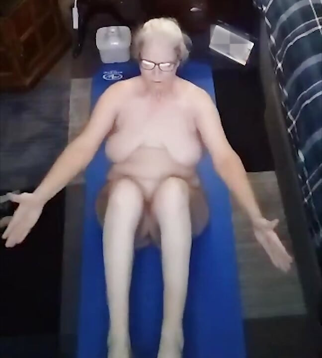 Vacker hot chick gör naken yoga för dig att!