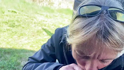 BLOWJOB IM AUTO - ICH WILL HIER UND JETZT DEINEN SCHWANZ LUTSCHEN, IN MEINEN MUND KOMMEN