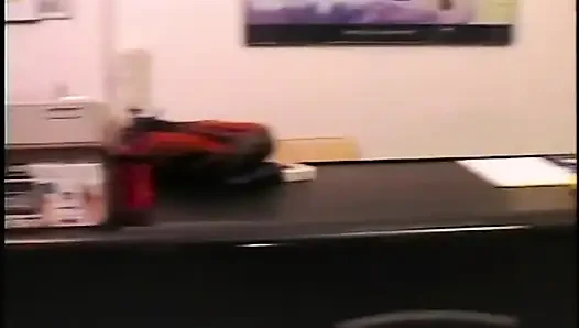 Tante seksi rambut pirang suka banget nyepong kontol di kantor
