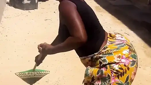 Üvey annemi temizlerken izliyorum