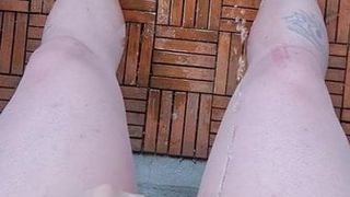 Nylonpiss auf dem Balkon Pee, Pantyhose Heels