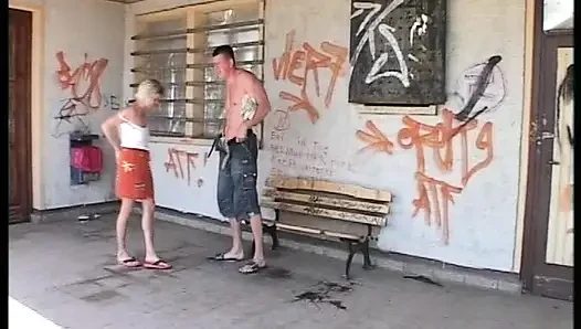 Утоливую немецкую шлюху трахнули на вокзале