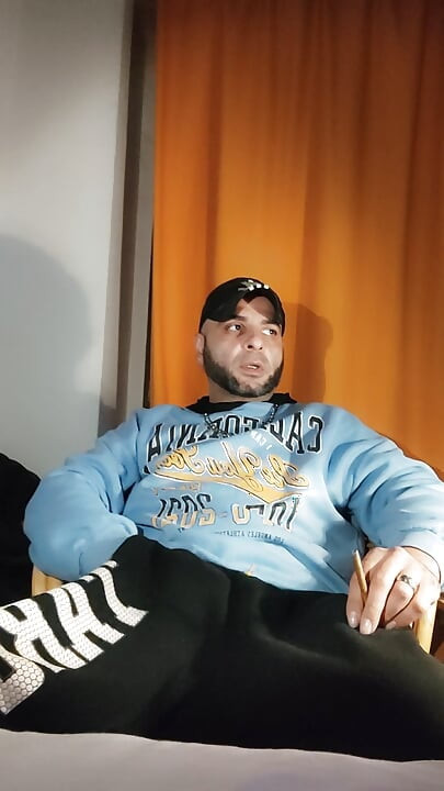 Ultra dirty dirtyjunkbro urinira u čarapama i sportskim cipelama