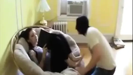 Köle sahibe Elly'nin kirli ayaklarını temizlemek zorunda