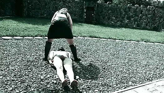 Ich lasse ihn wichsen, während ich auf seinen schwanz pisst - Toiletten-sklaverei Schloss im freien