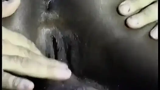 Горячая черная крошка раздевается, затем сосет большой черный член