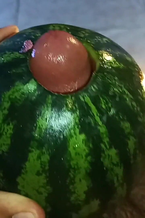 Viens jouir pendant que tu me regardes me masturber et jouir en baisant cette pastèque