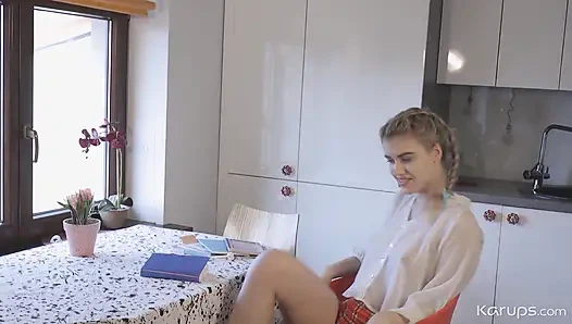 Kata amcığını parmaklıyor