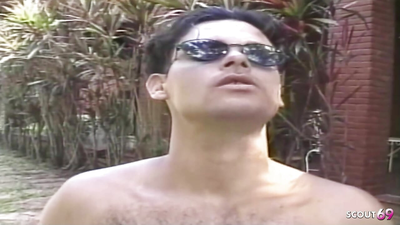 Latina Big Tit Tranny dostaje anal fucked przez Grubego kutasa w odkrytym trójkącie