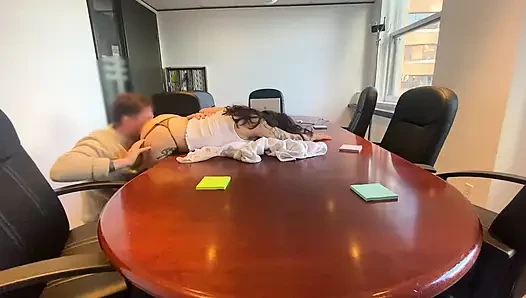 Ofis sürtüğüyle sikişirken yakalanıyorum ve kovulıyorum