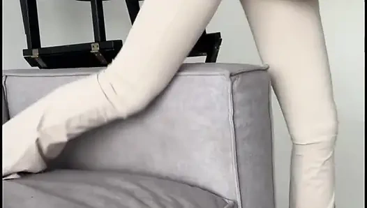 Yoga rumah yang sempurna - pantat dengan legging ketat - dewi seksi