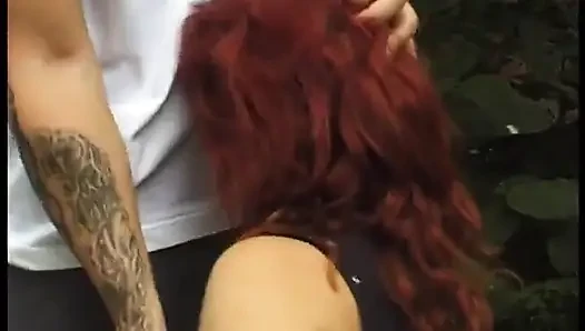 Olgun kızıl saçlı arka bahçede yarak emiyor