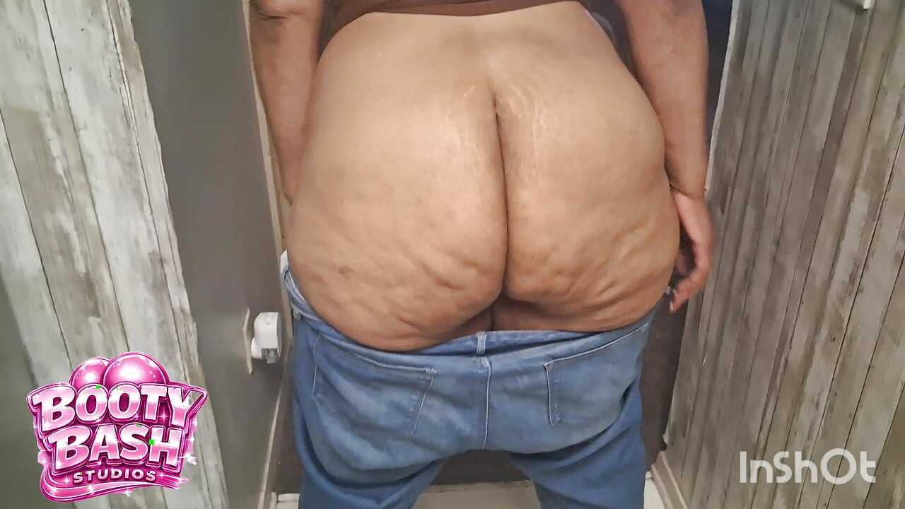 BIG BOOTY ANAL QUEEN SHAKING HER PHAT ASS AT HOME
