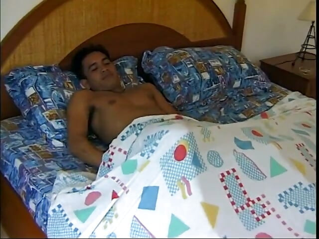 Geiler thai streichelt seinen harten schwanz im bett