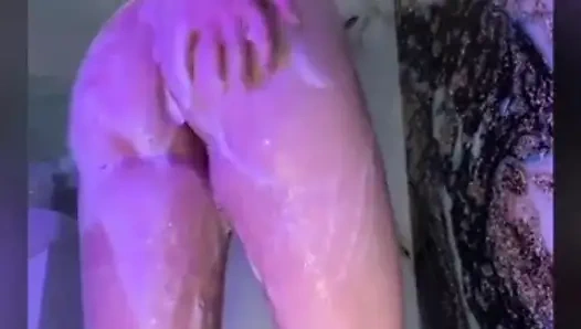Pertunjukan shower ekstrem. Muncrat di depan umum. Seks anal di kamar mandi. Close up - Ngentot.