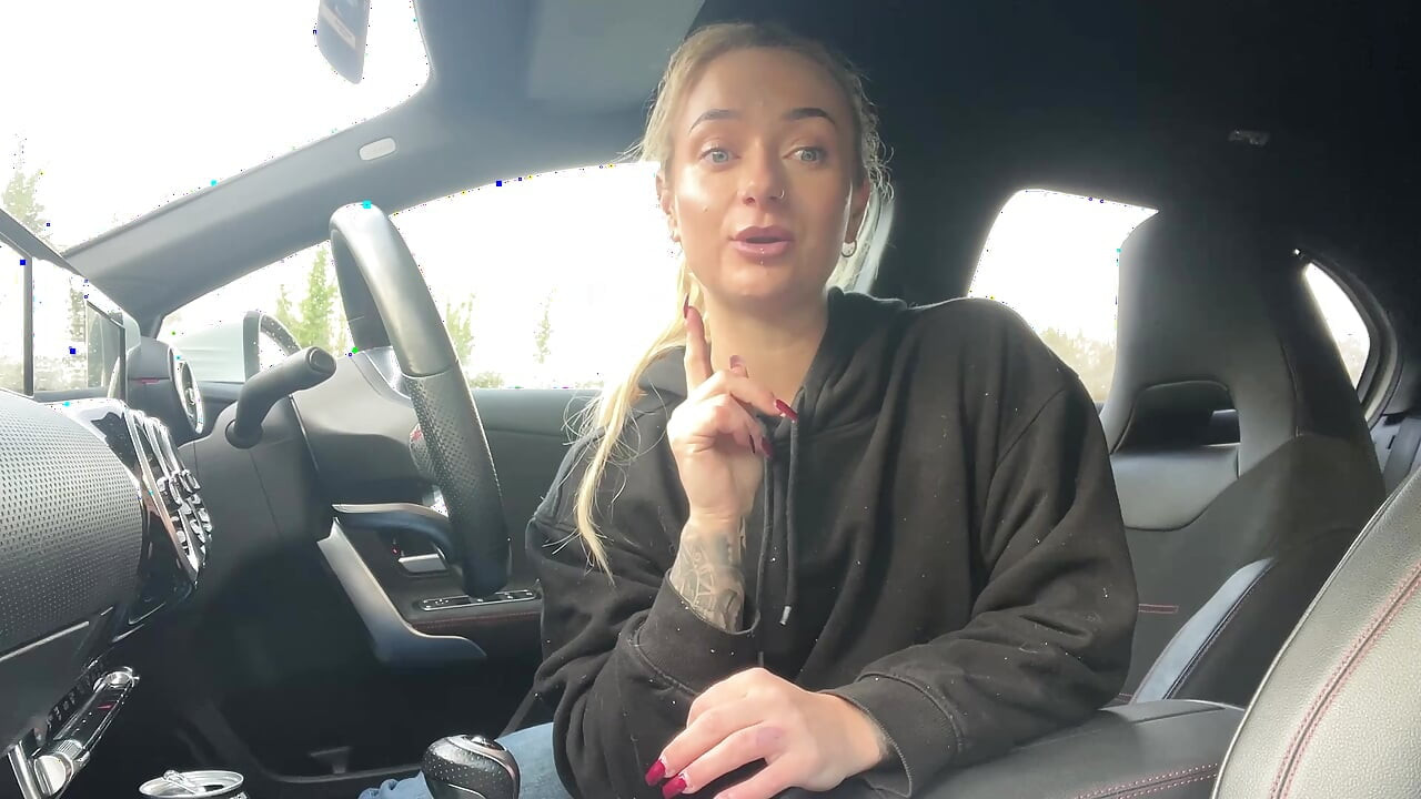 SophiaMayy frota públicamente el coño en el auto para entretener a los constructores locales - ¡casi atrapado!