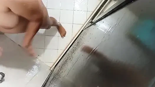 Meine schwiegerschwester unter der dusche