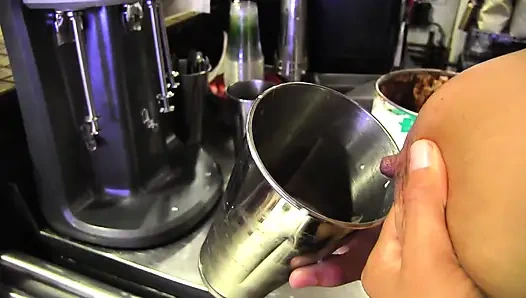 Zwei deiche in der küche spielen mit eis