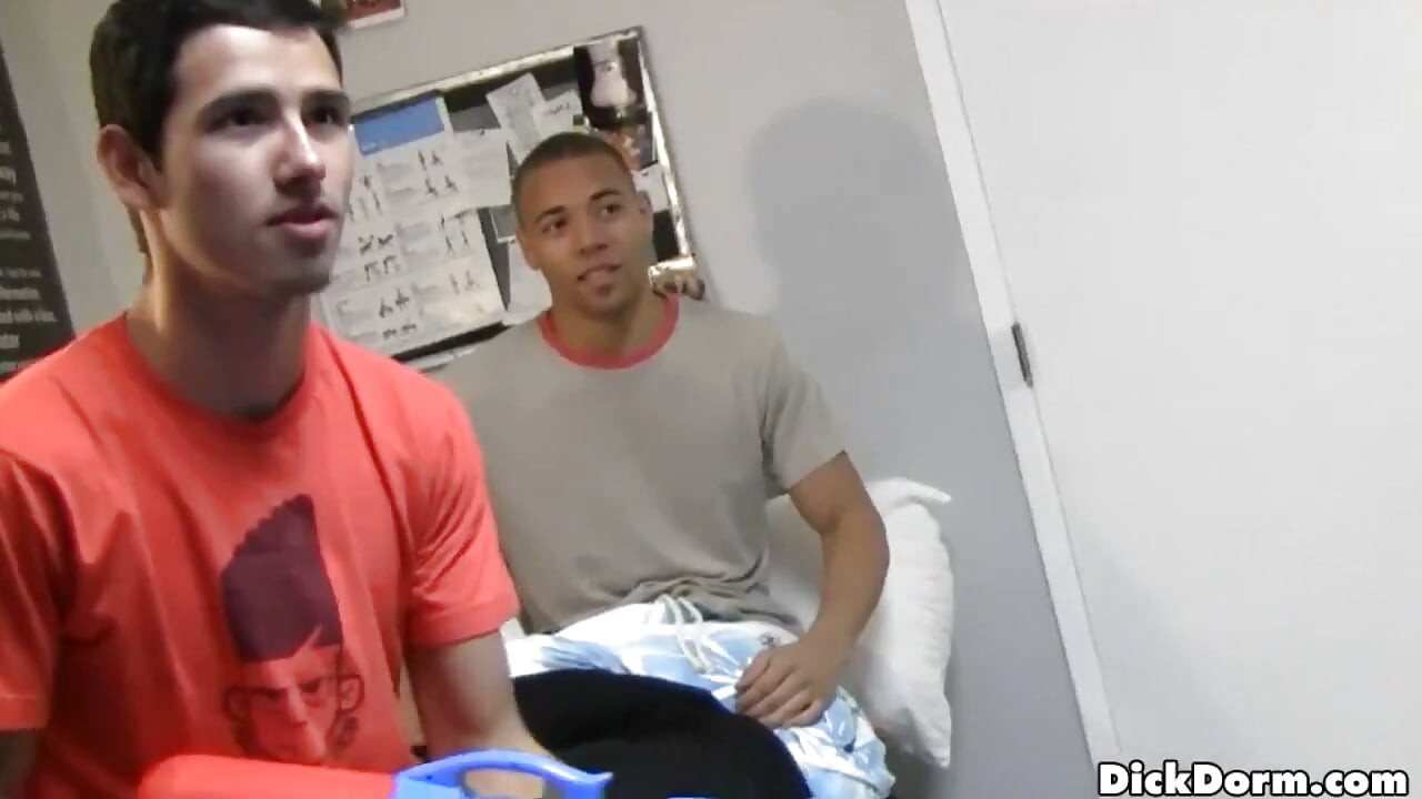 Reality dudes - seks anal threesome bareng cowok penjaga kolam renang untuk merogoh kocek