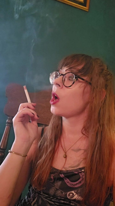 La señorita Thrope decide soplarte humo en la cara