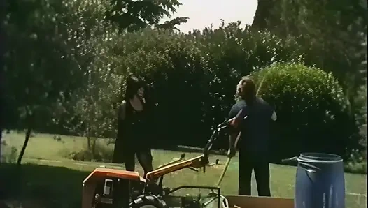 Seks threesome di luar ruangan sama cowok jadul