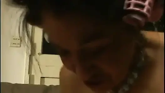 Reife frau zieht jüngere frau nackt aus und spielt und leckt ihre möse