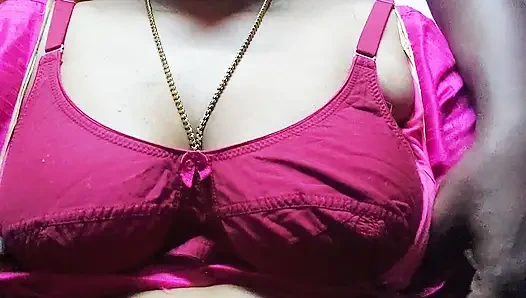 Kakak ipar India yang cantik menelepon pacarnya di rumah