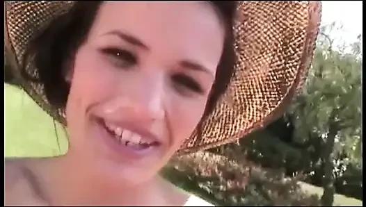 Zenci hizmetçi açık havada götten sikiliyor