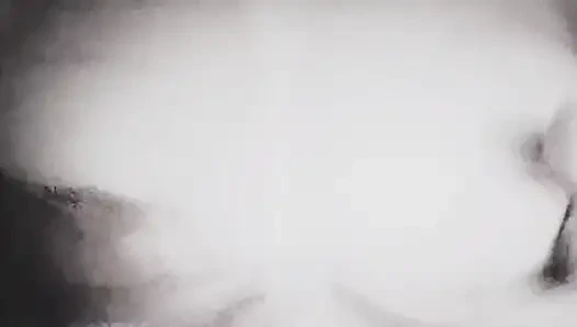 Bir kız büyük göğüslerini sertçe okşuyor