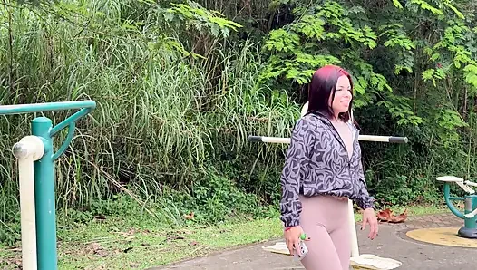 Yogalehrerin Anitta Miller nutzt die Begeisterung von jeniferPlay aus